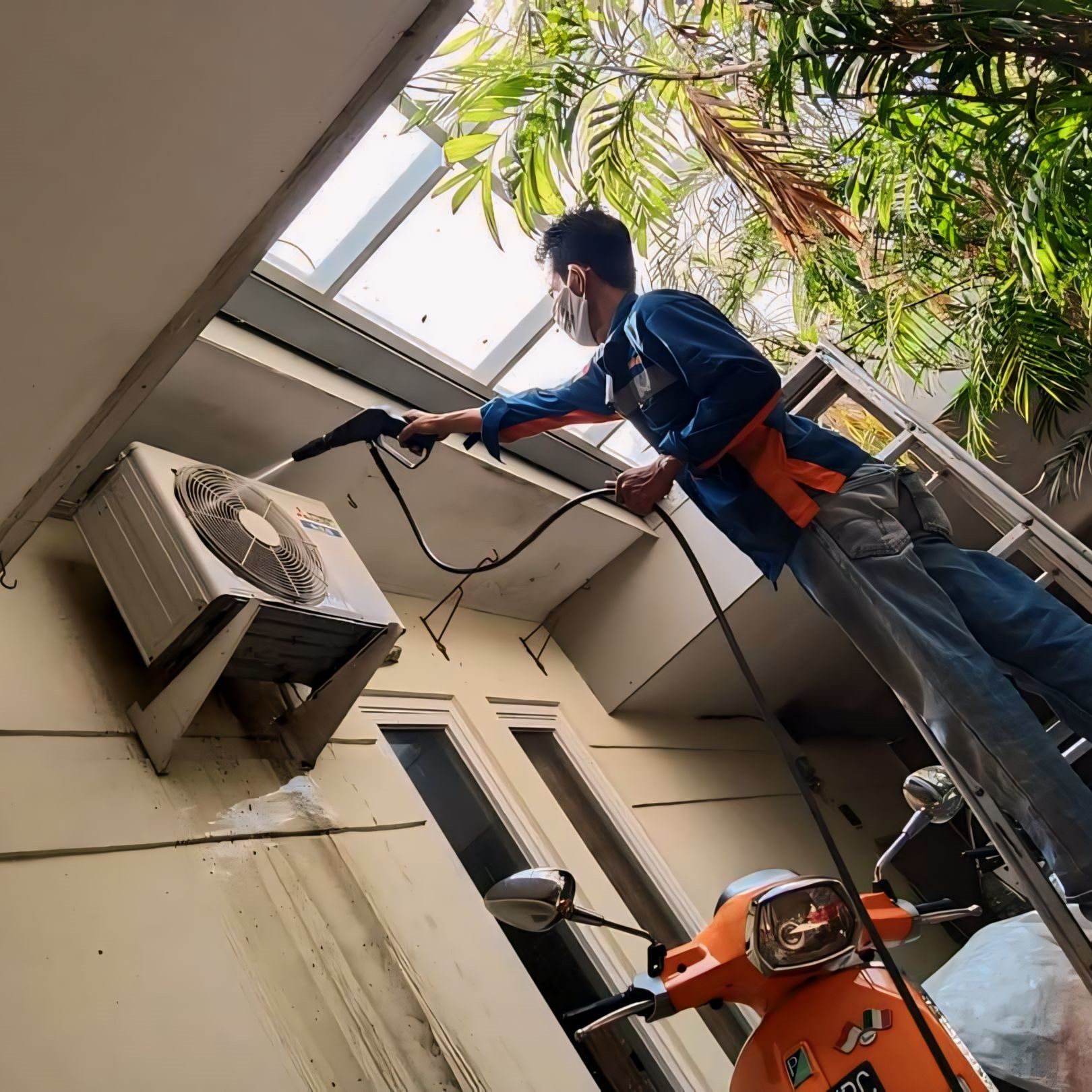 Teknisi HDB Airconds sedang servis AC